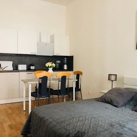 Modern Cozy Apartment In Central Praga Exterior foto