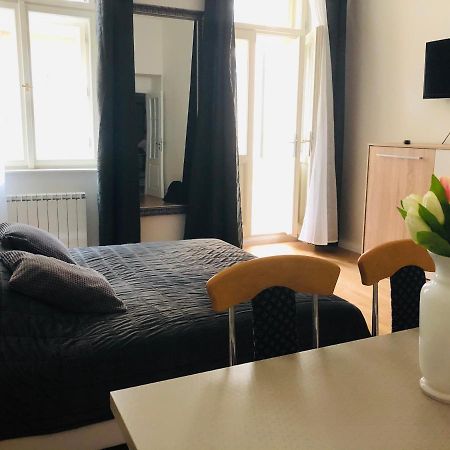 Modern Cozy Apartment In Central Praga Exterior foto